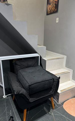 Casa à venda com 88m², 1 quarto e sem vaga Casa à venda com 88m², 1 quarto e sem vagaEscada