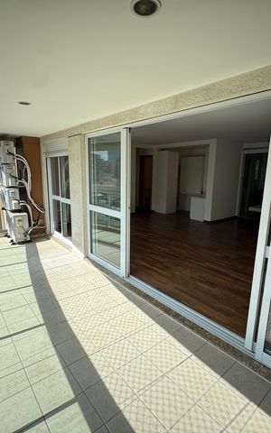 Apartamento à venda com 127m², 3 quartos e 3 vagas Apartamento à venda com 127m², 3 quartos e 3 vagasVaranda