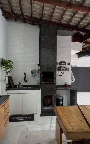 Casa à venda com 203m², 3 quartos e 2 vagas Casa à venda com 203m², 3 quartos e 2 vagasÁrea - Churrasqueira
