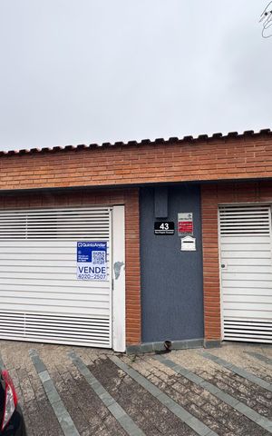 Casa à venda com 203m², 3 quartos e 2 vagas Casa à venda com 203m², 3 quartos e 2 vagasFachada