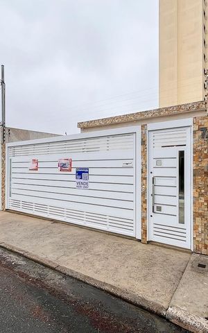 Casa para alugar com 200m², 3 quartos e 3 vagasFachada + plaquinha 