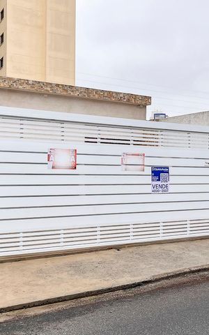 Casa para alugar com 200m², 3 quartos e 3 vagasFachada + plaquinha 