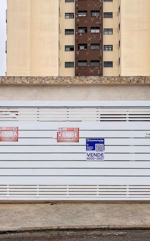 Casa para alugar com 200m², 3 quartos e 3 vagasFachada + plaquinha 