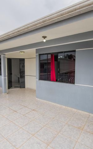 Casa à venda com 200m², 5 quartos e 2 vagas Casa à venda com 200m², 5 quartos e 2 vagasVaranda