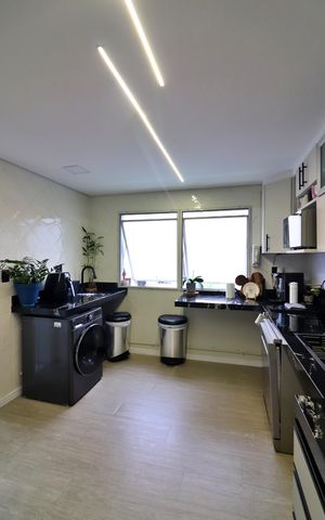 Apartamento à venda com 90m², 3 quartos e 2 vagasCozinha e Área de Serviço