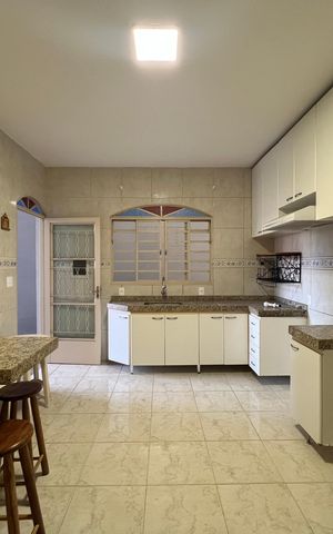 Casa à venda com 186m², 2 quartos e 2 vagas Casa à venda com 186m², 2 quartos e 2 vagasCozinha