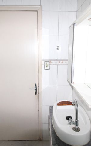 Casa à venda com 50m², 3 quartos e 2 vagasBanheiro 1