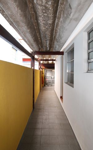 Casa à venda com 50m², 3 quartos e 2 vagascorredor
