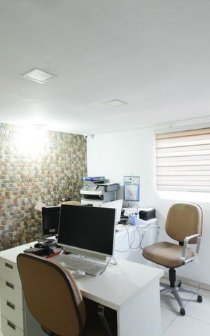 Casa à venda com 450m², 4 quartos e 4 vagas Casa à venda com 450m², 4 quartos e 4 vagasEscritório