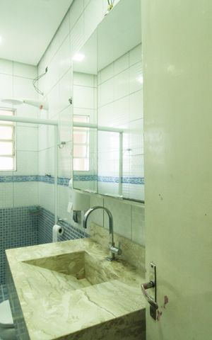 Casa à venda com 450m², 4 quartos e 4 vagas Casa à venda com 450m², 4 quartos e 4 vagasBanheiro