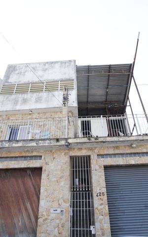 Casa à venda com 450m², 4 quartos e 4 vagas Casa à venda com 450m², 4 quartos e 4 vagasFachada