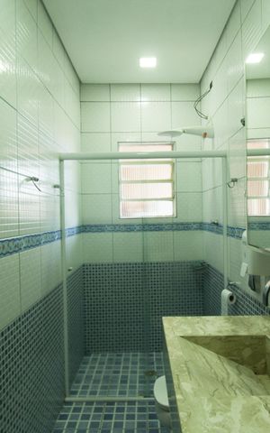 Casa à venda com 450m², 4 quartos e 4 vagas Casa à venda com 450m², 4 quartos e 4 vagasBanheiro