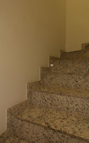 Casa de condomínio à venda com 115m², 3 quartos e 2 vagasEscada
