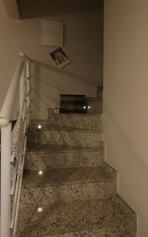 Casa de condomínio à venda com 115m², 3 quartos e 2 vagasEscada