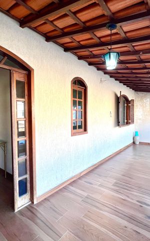 Casa à venda com 90m², 4 quartos e 3 vagas Casa à venda com 90m², 4 quartos e 3 vagasVaranda