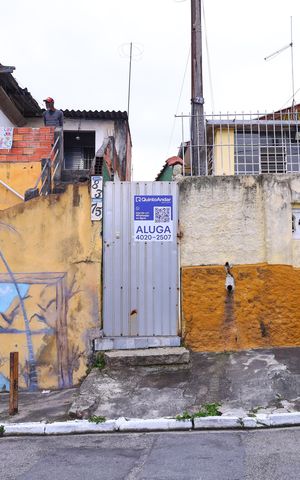Casa para alugar com 65m², 2 quartos e sem vagaFachada do imóvel - Placa GRANDE instalada no portão do imóvel, dia 11.08.2026 - Código SWRM-1331