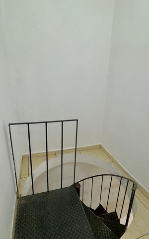 Casa à venda com 65m², 2 quartos e 1 vaga Casa à venda com 65m², 2 quartos e 1 vagaEscada