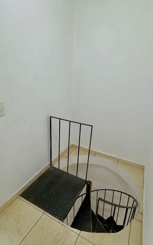 Casa à venda com 65m², 2 quartos e 1 vaga Casa à venda com 65m², 2 quartos e 1 vagaEscada