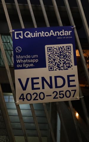 Casa à venda com 328m², 3 quartos e 8 vagasPlaca GRANDE instalada no portão do imóvel, dia 10.08.2026 - Código da placa: WYNY-1096
