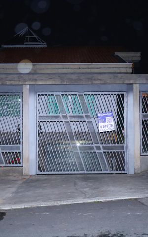 Casa à venda com 328m², 3 quartos e 8 vagasPlaca GRANDE instalada no portão do imóvel, dia 10.08.2026 - Código da placa: WYNY-1096