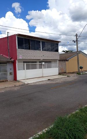 Casa à venda com 150m², 4 quartos e 2 vagas Casa à venda com 150m², 4 quartos e 2 vagasFachada