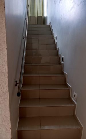 Casa à venda com 150m², 4 quartos e 2 vagas Casa à venda com 150m², 4 quartos e 2 vagasEscada