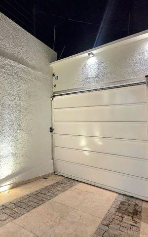Casa à venda com 114m², 2 quartos e 3 vagas Casa à venda com 114m², 2 quartos e 3 vagasÁrea externa