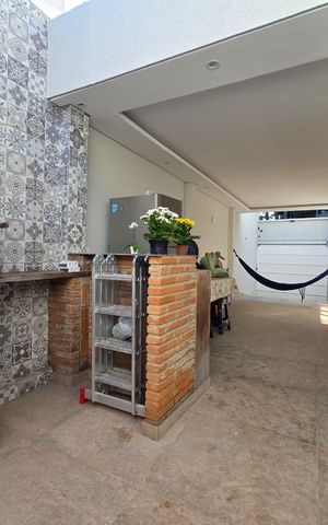 Casa à venda com 114m², 2 quartos e 3 vagas Casa à venda com 114m², 2 quartos e 3 vagasÁrea externa