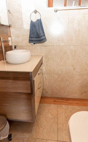 Casa à venda com 329m², 3 quartos e 8 vagas Casa à venda com 329m², 3 quartos e 8 vagasBanheiro social