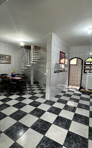 Casa para alugar com 330m², 4 quartos e 2 vagas Casa para alugar com 330m², 4 quartos e 2 vagasCozinha