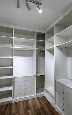 Casa de condomínio à venda com 180m², 4 quartos e 2 vagas Casa de condomínio à venda com 180m², 4 quartos e 2 vagasSuíte - Banheiro