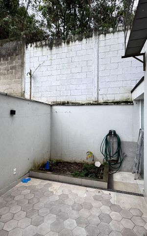 Casa de condomínio à venda com 180m², 4 quartos e 2 vagas Casa de condomínio à venda com 180m², 4 quartos e 2 vagasÁrea externa