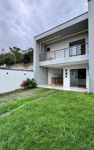 Casa de condomínio à venda com 180m², 4 quartos e 2 vagas Casa de condomínio à venda com 180m², 4 quartos e 2 vagasÁrea externa