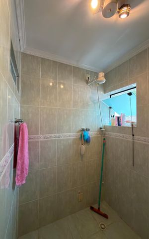 Casa à venda com 256m², 3 quartos e 2 vagasSuíte 1 Banheiro 