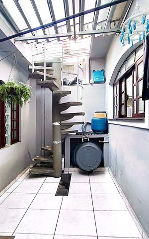Casa à venda com 189m², 4 quartos e 2 vagas Casa à venda com 189m², 4 quartos e 2 vagasÁrea externa