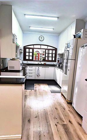 Casa à venda com 189m², 4 quartos e 2 vagas Casa à venda com 189m², 4 quartos e 2 vagasCozinha