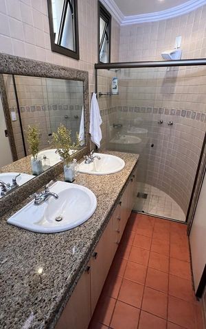 Apartamento à venda com 400m², 5 quartos e 4 vagas Apartamento à venda com 400m², 5 quartos e 4 vagasBanheiro