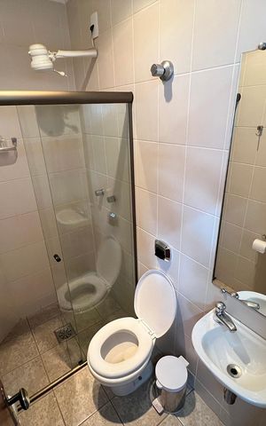 Apartamento à venda com 400m², 5 quartos e 4 vagas Apartamento à venda com 400m², 5 quartos e 4 vagasBanheiro