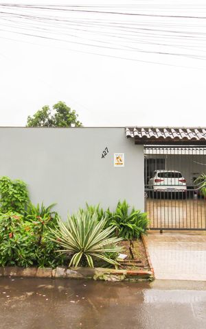 Casa à venda com 300m², 1 quarto e 2 vagas Casa à venda com 300m², 1 quarto e 2 vagasFachada