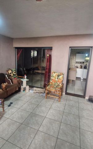 Casa à venda com 185m², 2 quartos e 3 vagas Casa à venda com 185m², 2 quartos e 3 vagasSala