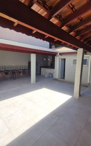 Casa à venda com 185m², 2 quartos e 3 vagas Casa à venda com 185m², 2 quartos e 3 vagasÁrea externa