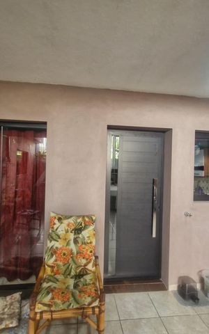 Casa à venda com 185m², 2 quartos e 3 vagas Casa à venda com 185m², 2 quartos e 3 vagasÁrea externa
