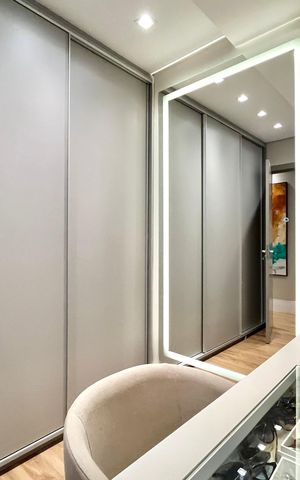 Apartamento à venda com 143m², 2 quartos e 2 vagas Apartamento à venda com 143m², 2 quartos e 2 vagasCloset da Suíte 1