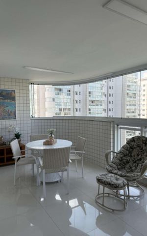 Apartamento à venda com 175m², 4 quartos e 3 vagas Apartamento à venda com 175m², 4 quartos e 3 vagasVaranda
