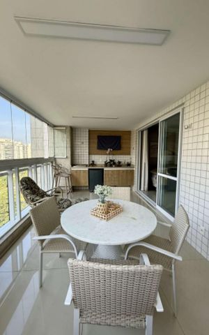 Apartamento à venda com 175m², 4 quartos e 3 vagas Apartamento à venda com 175m², 4 quartos e 3 vagasVaranda