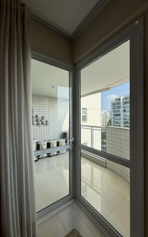 Apartamento à venda com 175m², 4 quartos e 3 vagas Apartamento à venda com 175m², 4 quartos e 3 vagasVaranda