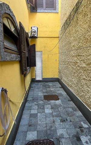 Casa à venda com 421m², 5 quartos e 2 vagas Casa à venda com 421m², 5 quartos e 2 vagasLateral do imóvel