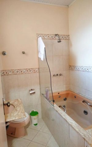 Casa à venda com 180m², 3 quartos e 2 vagasBanheiro