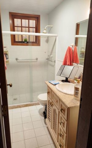 Casa à venda com 180m², 3 quartos e 2 vagasBanheiro