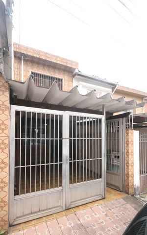 Casa à venda com 110m², 2 quartos e 1 vaga Casa à venda com 110m², 2 quartos e 1 vagaFachada